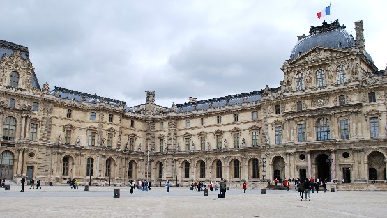 Paris Louvre buidling